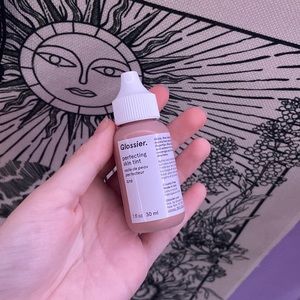 Glossier perfecting skin tint G10